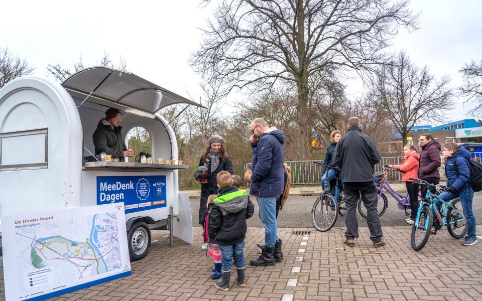 In gesprek bij de koffiekar